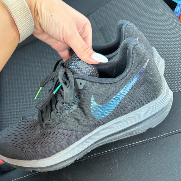 Women's 8.5 Nike Tennis Shoes - Picture 1 of 4